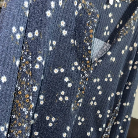 DR2 Navy Floral Long Sleeve Top w/ Thumb Holes Size L NWOT - Picture 4 of 6